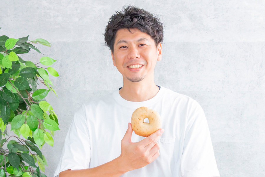 ベーグルを手にした代表・阪脇脩太
